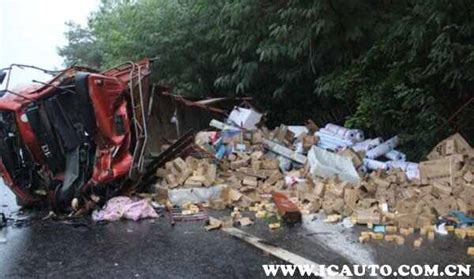 京珠高速公路清远段昨天上午发生特大车祸(组图)