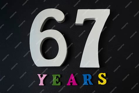 Letras y números sesenta y siete sobre un fondo negro | Foto Premium