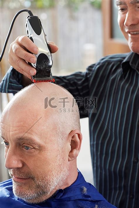 老人花10元剃头后满头伤口最新素材