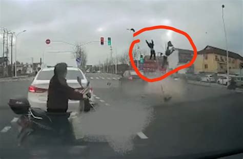 上海二人骑电瓶车闯红灯被撞飞起来，行车不规范亲人两行泪啊！_腾讯新闻