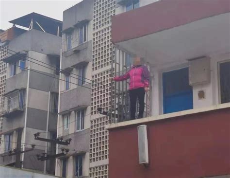泸州一女子为向学校讨薪爬上教学楼阳台欲跳楼 因扰乱单位秩序被拘留_腾讯新闻