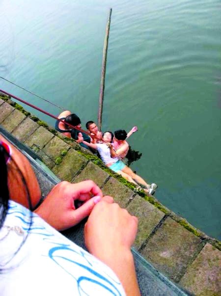三名小伙跳进河中救女子 一人溺亡他是谁？|男子|状元桥_凤凰资讯
