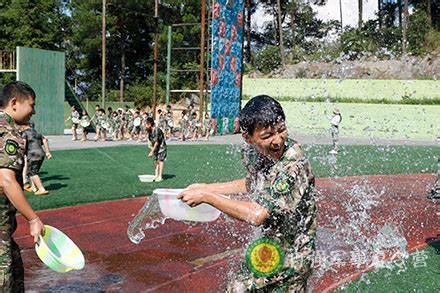 燕子打水仗不敵消防猛男水柱噴身全溼透 - 生活 - 中時