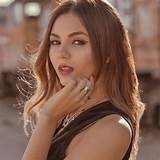 TAKE A HINT (FEAT. ELIZABETH GILLIES) - Victoria Justice - LETRAS.COM
