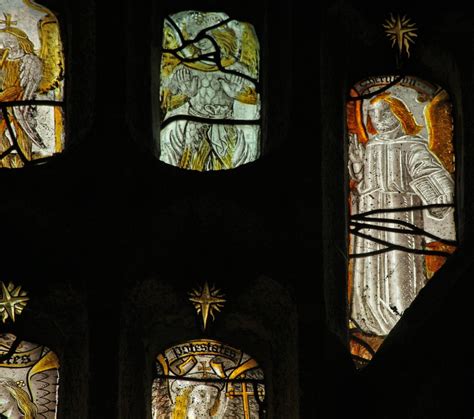 Ventana s1 que representa la Jerarquía angélica: querubines