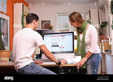 Couple Using Computer 的图像结果
