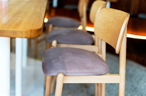 Vue latérale des chaises en bois au restaurant | Photo Gratuite