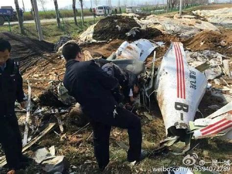 图文：坠毁的国航飞机残骸