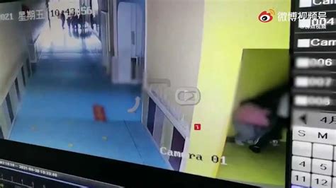 警方通报“山东幼儿园幼师骑小孩身上还扇耳光”：已行拘_凤凰网