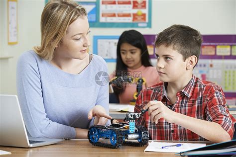 连机器人都能当老师了，你怎么办？