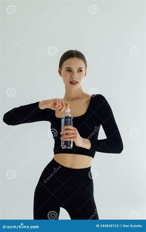 Mujer Con Ropa Deportiva Agua Potable Aislada De Fondo Blanco Imagen de ...