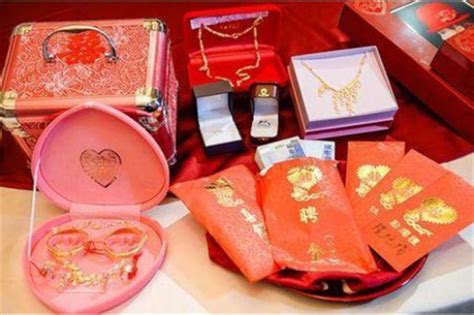 定亲交换什么礼物最新素材