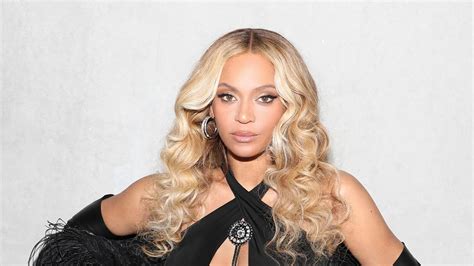 Beyoncé rocks sculpted bleach blonde hair 'do and looks almost ...