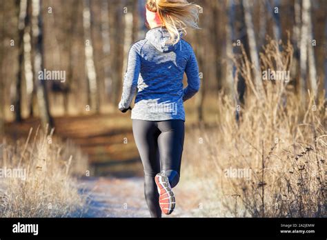 Woman Running Back View 的图像结果
