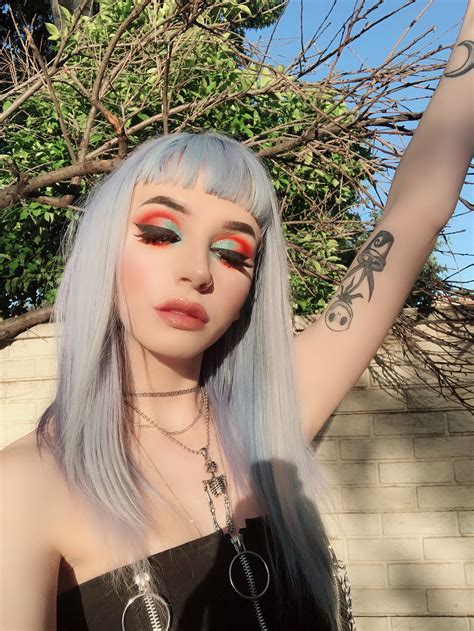 hellcat on Twitter: "@KirstenKaye_ @atleeeey @KATVONDbeauty @Sephora I wish I could cut crease ...