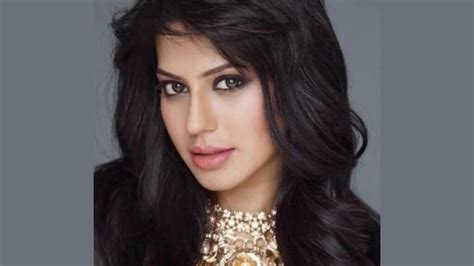 अभिनेत्री रान्या राव के सौतेले पिता डीजीपी के रामचंद्र राव को अनिवार्य ...