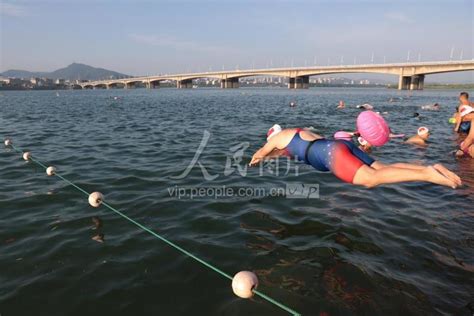 湖北襄阳：游泳爱好者拥抱汉江-人民图片网