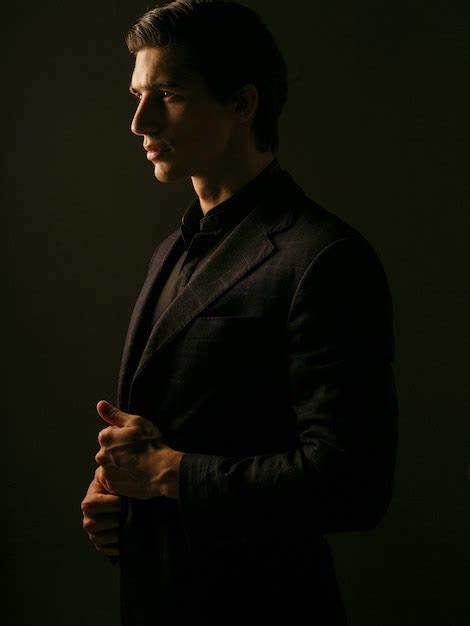 Profile Suit Man 的图像结果