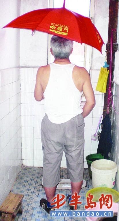 小区鸟屎雨淋头居民只能打伞最新素材