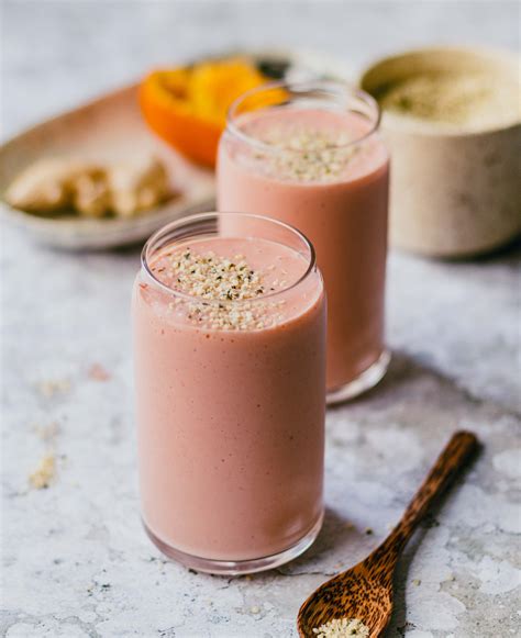 Strawberry mango smoothie with ginger & hemp seeds - Klara`s Life