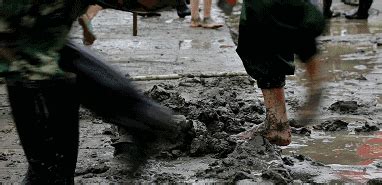 清淤泥的农民工-日常生活-华商报摄影网