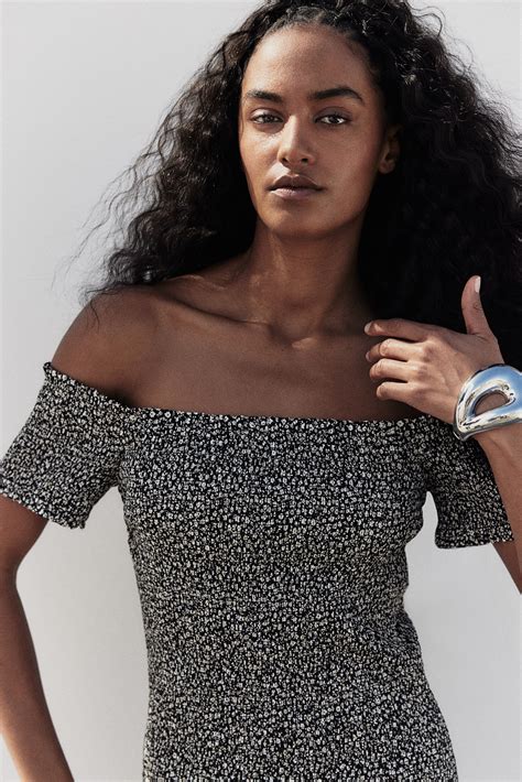 Smocked off-the-shoulder dress - Black/Small flowers - Ladies | H&M GB