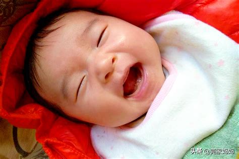 婴儿大笑（新生宝宝为何睡着时咧嘴笑）-幼儿百科-魔术铺
