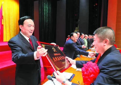新疆维吾尔自治区庆祝中国共产党成立98周年暨表彰大会隆重召开 陈全国讲话--新闻报道-人民网