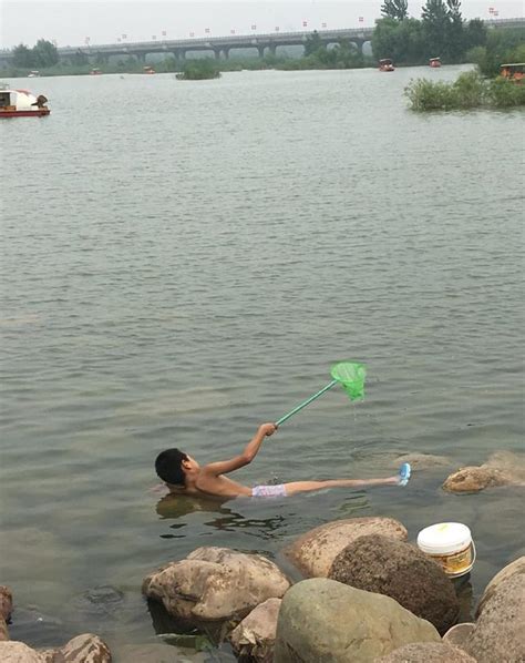 立秋后的周末，石家庄市民游客在滹沱河边避暑戏水游玩|滹沱河|游客|一家子_新浪新闻