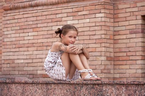 笑的小女孩躺在城市建筑的楼梯上高清图片下载-正版图片303490079-摄图网