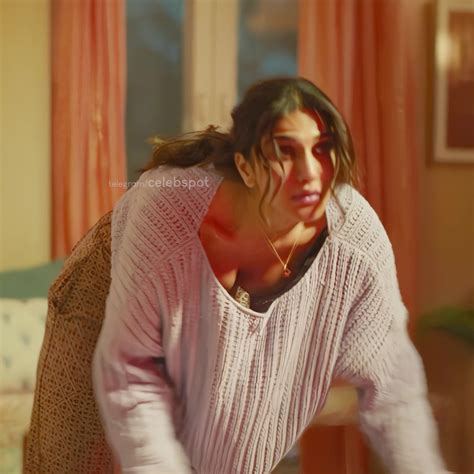 Vaani Kapoor Downblouse in Chandigarh Kare Aashiqui [GIF]