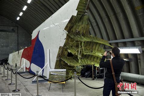 荷兰展示MH17部分残骸拼接而成的残缺机身[组图]_图片中国_中国网