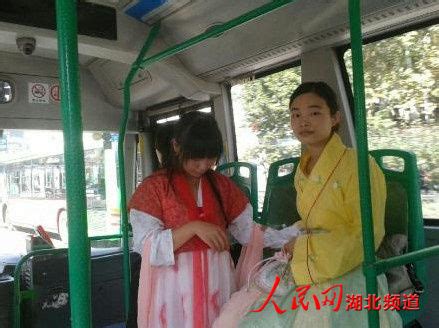 4月16日，河南洛阳，公交车司机身穿汉服驾驶车辆……|公交车司机_新浪新闻