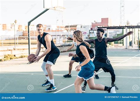 Playing Basketball 的图像结果