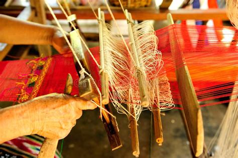Traditional Weaving Process Image 的图像结果