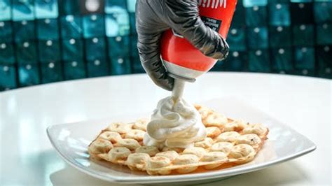 Heavy Cream vs Whipping Cream vs Fresh Cream: Differences & Uses ...