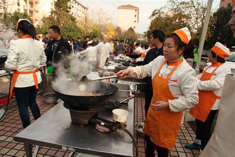 南京毕业大学生走进食堂为食堂的师傅们做一餐-搜狐新闻