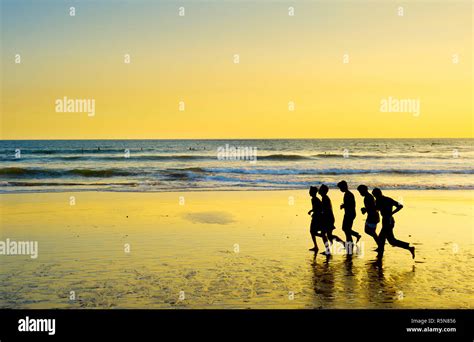 Running at the Beach 的图像结果