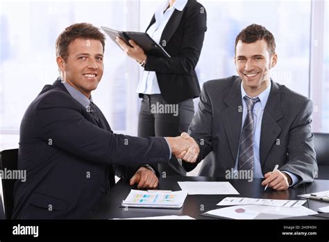 Business Man Shaking Hands 的图像结果