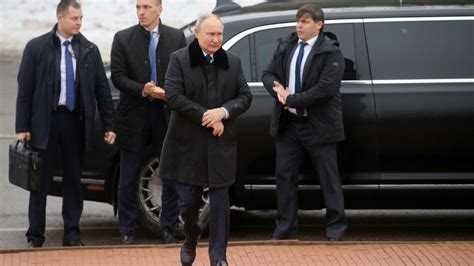 Putin’s nuke button, ‘poo briefcase’ & army of bodyguards… Giant ...