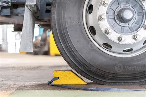 Truck wheel and Temporary Stopper of prevent the vehicle from moving of ...