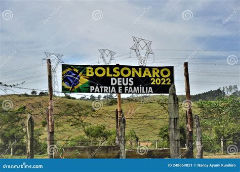 En Una Zona Rural Un Cartel Escrito Bolsonaro 2022 Dios Patria Y ...