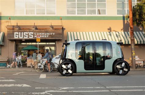 Tesla, Zoox Expand Self-Driving Taxi Efforts to Keep Pace - Headlight.news