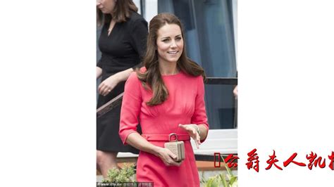 【时尚】凯特皇妃打破皇室时尚禁忌，当着英女王的面穿楔形鞋出席活动