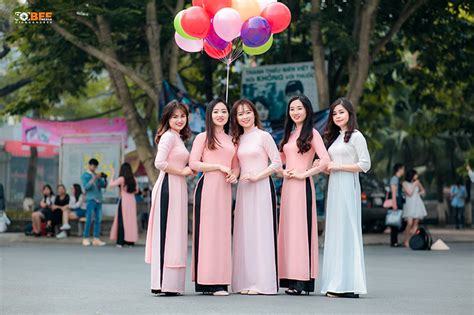 Kỷ yếu nhóm – nhóm nữ sinh mặc áo dài và áo cử nhân tung mũ
