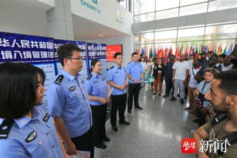 镇江移民管理警察，走进江苏大学为留学生专题普法_腾讯新闻