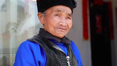 85岁布朗族老奶奶搬新居：“8个人端我上来，我忍不住哭了”_短视频礼赞新中国-梨视频官网-Pear Video