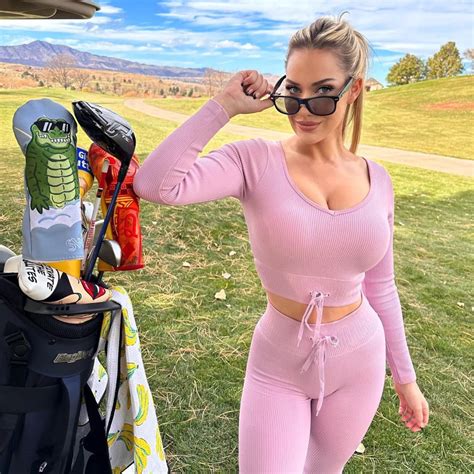 Paige Spiranac sodeluje s Tomahawk Shades (koda za popust)