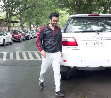 Deepesh Bhan's wife cries inconsolably at his last rites, Bhabiji Ghar ...