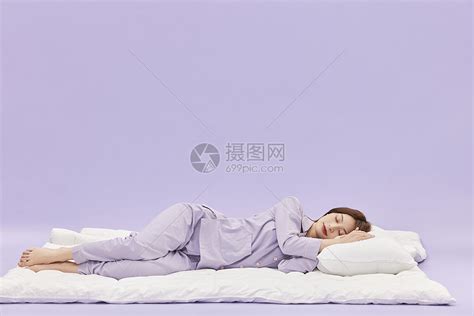 身着睡衣的年轻少女躺在被子上睡觉高清图片下载-正版图片502350737-摄图网
